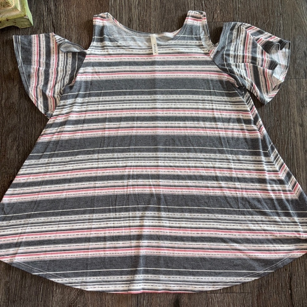 Gilli size large soft cold shoulder top